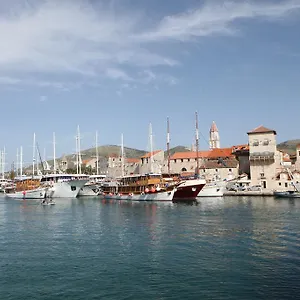 apartment-marina-trogir.hotels-in-trogir.com/